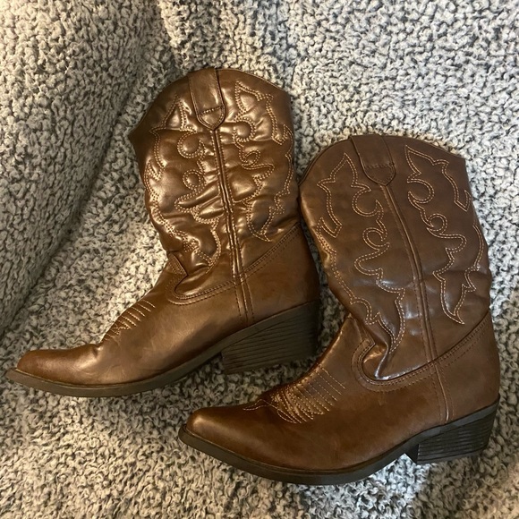 Madden Girl Shoes - Madden Girl Sanguine 8M Brown Pari Western Boot. Man made materials 🤎🤠🤎
